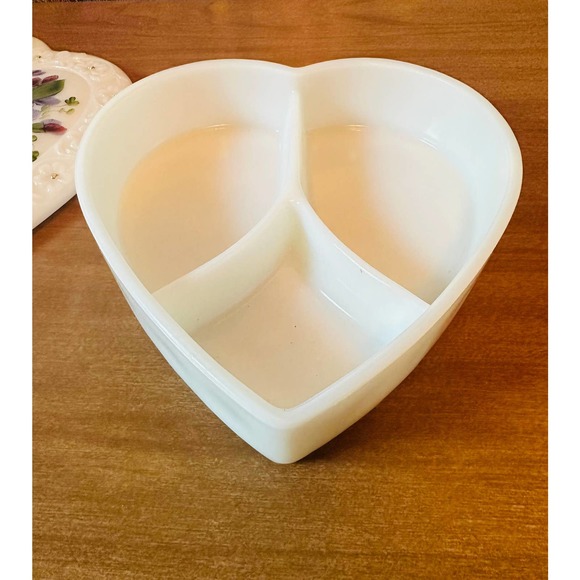 Vintage milkglass divided lidded heart shaped trinket dish hand-painted flowers - Picture 3 of 10